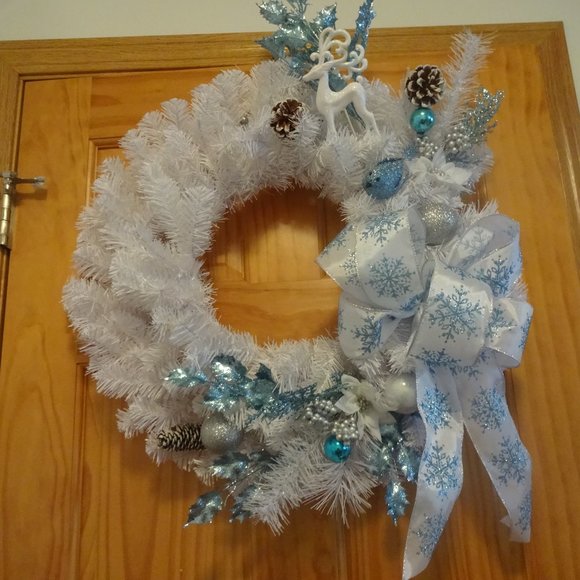 Gorgeous "SNOW WHITE WREATH with DEER & BLUE ACCENTS" Handmade Wreath 22" - Picture 4 of 4